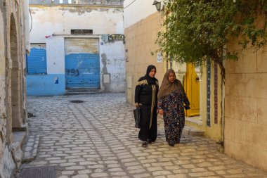 Tunus 'ta Susa' da geleneksel Medine 'de yürüyen bir kadın