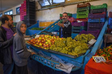 İnsanlar Sousse Medina 'daki markette meyve satıyorlar.