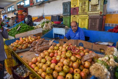 İnsanlar Sousse Medina 'daki markette meyve satıyorlar.