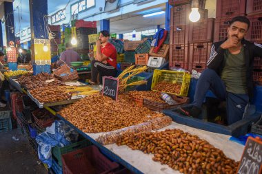 İnsanlar Tu 'daki Sousse Medina pazarında tarih satıyorlar.