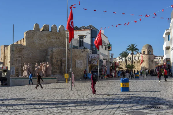 Lidé kráčející po tradiční Medině v Sousse v Tunisku — Stock fotografie