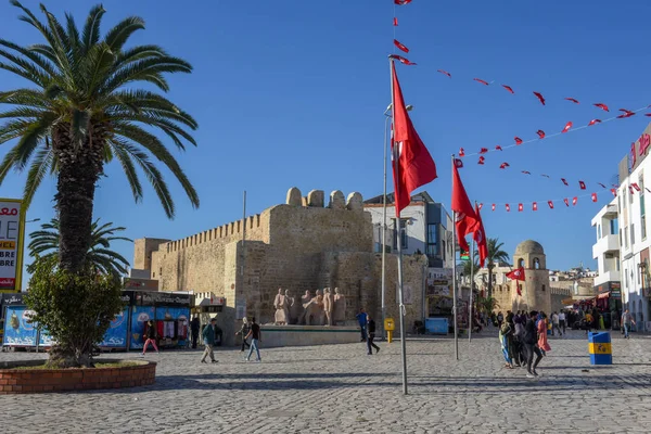 Lidé kráčející po tradiční Medině v Sousse v Tunisku — Stock fotografie