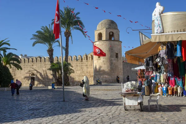 Le persone che camminano sulla medina tradizionale a Sousse in Tunisia — Foto Stock