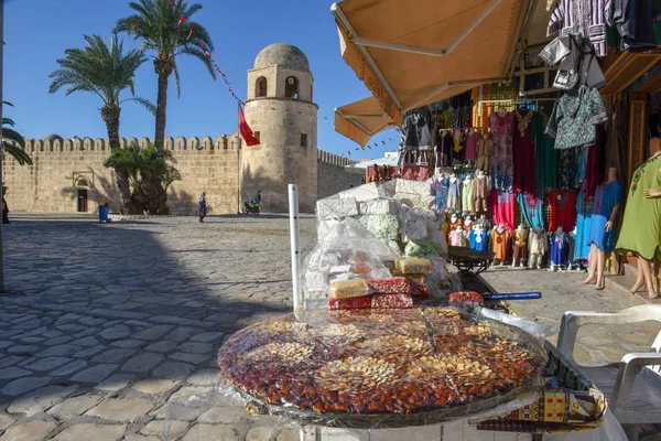 Pessoas caminhando na medina tradicional em Sousse, na Tunísia — Fotografia de Stock