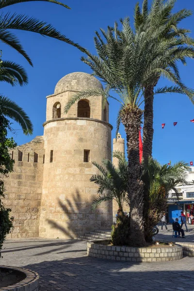 Lidé kráčející po tradiční Medině v Sousse v Tunisku — Stock fotografie