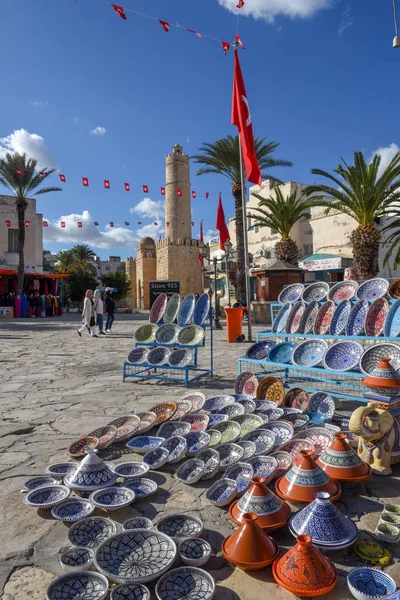 Porcellana di souvenir multicolore al mercato di Sousse a Tunisi — Foto Stock