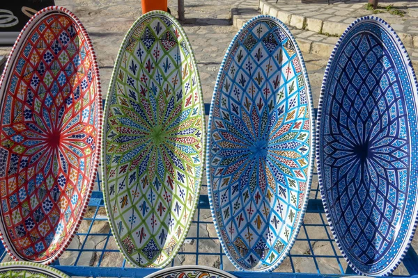 Artículos de barro de recuerdo multicolor en el mercado de Sousse en Túnez — Foto de Stock