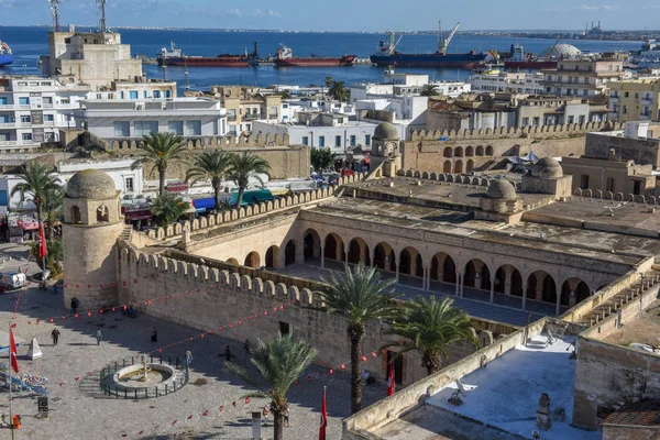 Vista na grande mesquita e porto de Sousse, na Tunísia — Fotografia de Stock