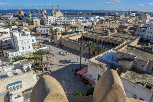 Vista na grande mesquita e porto de Sousse, na Tunísia — Fotografia de Stock