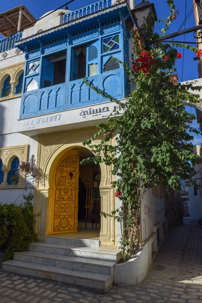 Porta tradizionale di una casa sulla medina a Sousse in Tunisia — Foto Stock