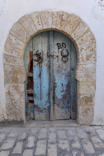 Porta tradicional de uma casa na medina em Sousse, Tunísia — Fotografia de Stock