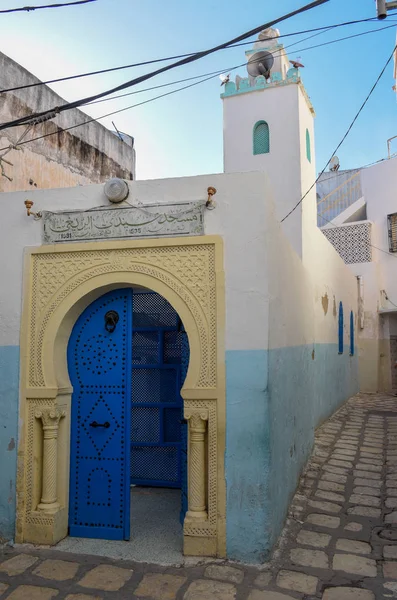 Porta tradicional de uma mesquita na medina em Sousse, Tunísia — Fotografia de Stock