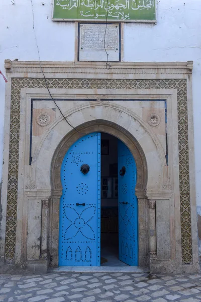 Porta tradicional de uma casa na medina em Sousse, Tunísia — Fotografia de Stock