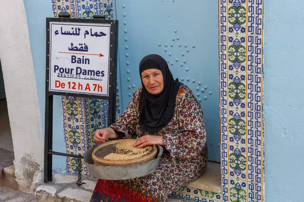 Woman sitting in front of a hammam at Sousse in Tunisia — Stock Photo, Image