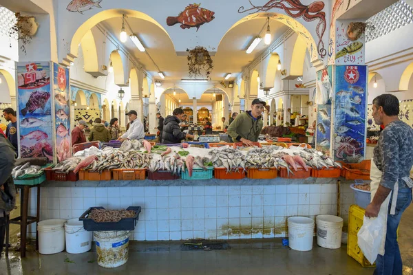 Gente vendiendo pescado en el mercado en la medina de Sousse en Tun — Foto de Stock