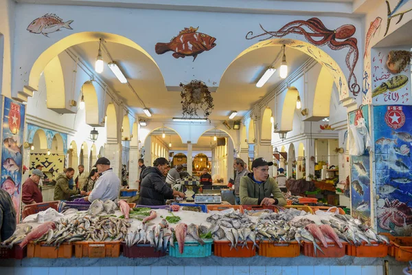 Pessoas que vendem peixe no mercado na medina de Sousse em Tun — Fotografia de Stock