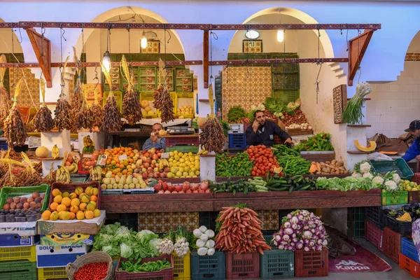 Personas vendiendo frutas en el mercado en la medina de Sousse en T — Foto de Stock