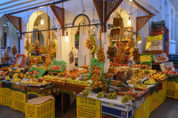 İnsanlar Sousse Medina 'daki markette meyve satıyorlar. — Stok fotoğraf