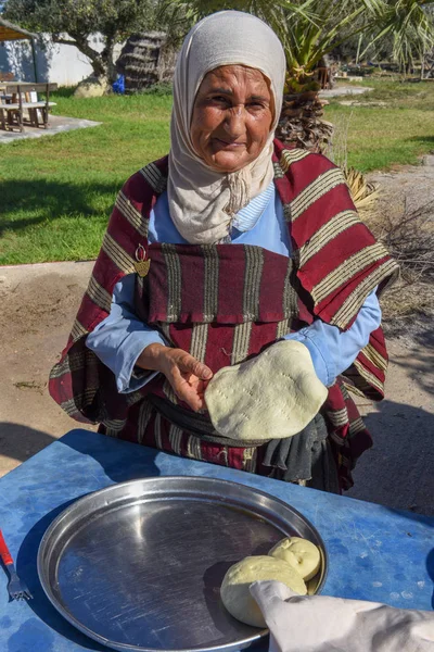 Old lady baking a traditional arab bread at Sousse in Tunisia — Stock Photo, Image