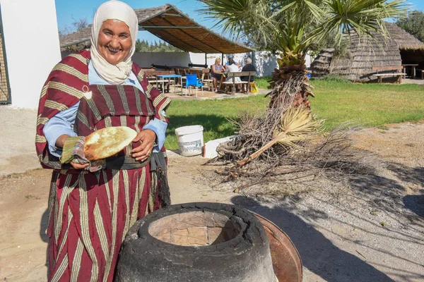 Starsza pani piecze tradycyjny arabski chleb w Sousse w Tunezji — Zdjęcie stockowe