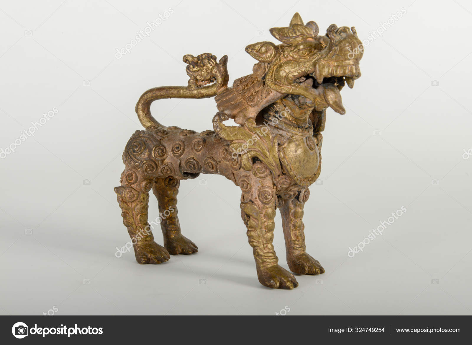 亚洲青铜狮像— 图库照片©