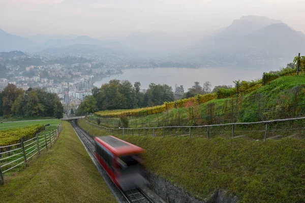 Cableado del monte San Salvatore con vista a la bahía de Lugano o — Foto de Stock