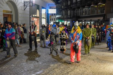 Katılımcılar kostümleri carn adlı bir sokak geçit töreni gerçekleştirmek
