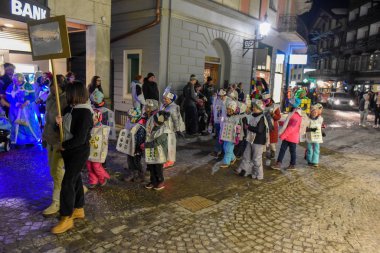 Katılımcılar kostümleri carn adlı bir sokak geçit töreni gerçekleştirmek