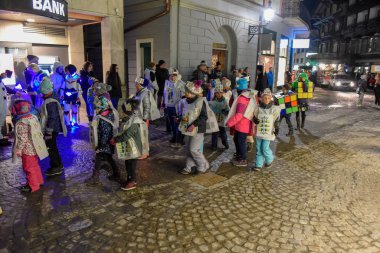 Katılımcılar kostümleri carn adlı bir sokak geçit töreni gerçekleştirmek