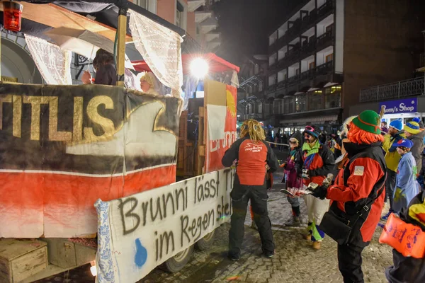 I partecipanti in costume eseguono una processione di strada al carn — Foto Stock