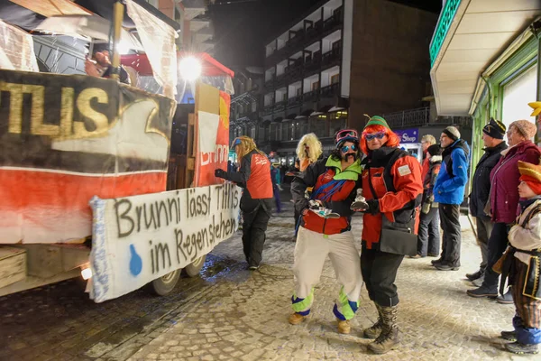 I partecipanti in costume eseguono una processione di strada al carn — Foto Stock