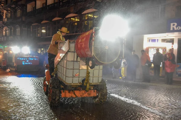 I partecipanti in costume eseguono una processione di strada al carn — Foto Stock