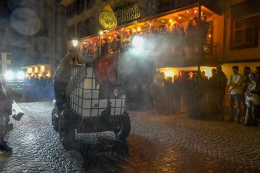 Katılımcılar kostümleri carn adlı bir sokak geçit töreni gerçekleştirmek