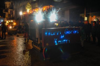 Katılımcılar kostümleri carn adlı bir sokak geçit töreni gerçekleştirmek