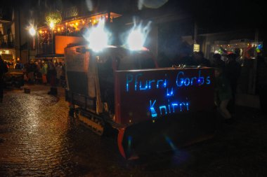 Katılımcılar kostümleri carn adlı bir sokak geçit töreni gerçekleştirmek