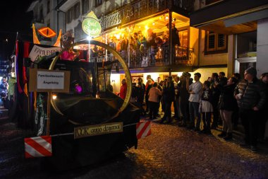 Katılımcılar kostümleri carn adlı bir sokak geçit töreni gerçekleştirmek