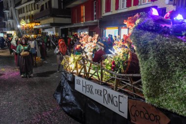 Katılımcılar kostümleri carn adlı bir sokak geçit töreni gerçekleştirmek