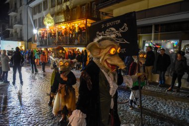 Katılımcılar kostümleri carn adlı bir sokak geçit töreni gerçekleştirmek