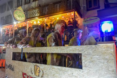 Katılımcılar kostümleri carn adlı bir sokak geçit töreni gerçekleştirmek