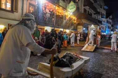 Katılımcılar kostümleri carn adlı bir sokak geçit töreni gerçekleştirmek