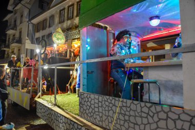 Katılımcılar kostümleri carn adlı bir sokak geçit töreni gerçekleştirmek