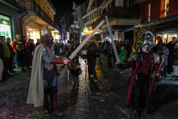 Katılımcılar kostümleri carn adlı bir sokak geçit töreni gerçekleştirmek — Stok fotoğraf