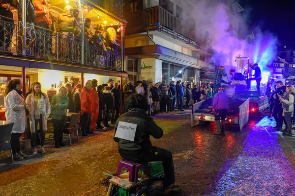 I partecipanti in costume eseguono una processione di strada al carn — Foto Stock