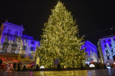 İnsanlar İsviçre, Lugano 'da noel pazarında alışveriş yapıyorlar.