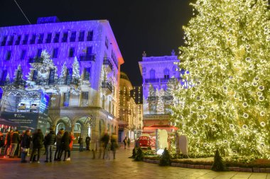 İnsanlar İsviçre, Lugano 'da noel pazarında alışveriş yapıyorlar.