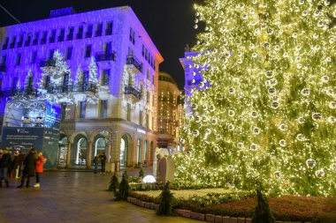İnsanlar İsviçre, Lugano 'da noel pazarında alışveriş yapıyorlar.
