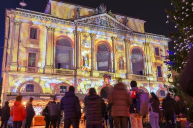 İnsanlar İsviçre, Lugano 'da noel pazarında alışveriş yapıyorlar.