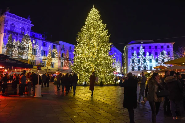 Mensen winkelen op de kerstmarkt van Lugano, Zwitserland — Stockfoto