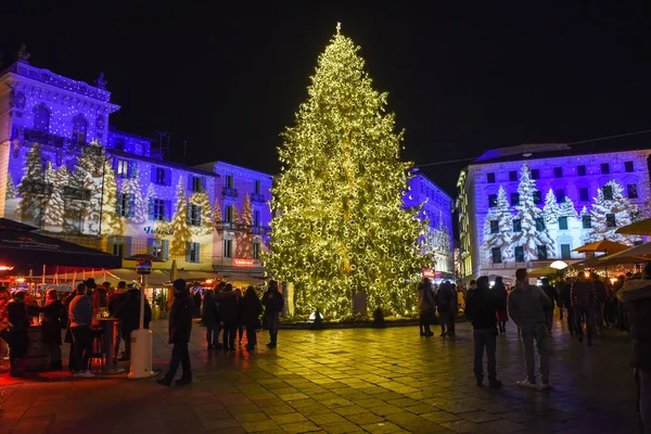 Pessoas comprando no mercado de Natal de Lugano, Suíça — Fotografia de Stock