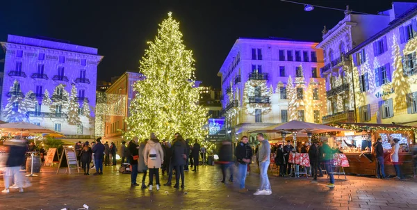 Achats sur le marché de Noël de Lugano, Suisse — Photo